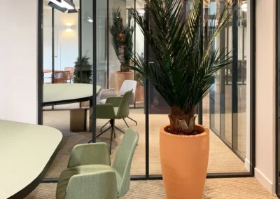 Bureau d'une agence bancaire dans la ville de Lorgues, où les cloisons modulaires vitrées créées des jeux de lumières, de transparence qui en font un espace ouvert et dynamique. Les matières et matériaux utilisés sont naturels, de teintes douces et sélectionnés avec un grand soin. Le mobilier sur mesure et l'architecture d'intérieur en font un espace tertiaire à la fois fonctionnel et agréable à pratiquer pour les clients.