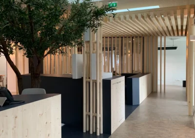 Zone de circulation d'une agence bancaire dans la ville de Lorgues, qui donne à voir le travail fait sur les matières, matériaux et teintes pour donner au client le sentiment d'être au coeur d'un village provençal. Le mobilier sur mesure et l'architecture d'intérieur imaginée sont au service de la fonction tertiaire.