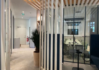 Zone de circulation d'une agence bancaire réhabilitée par ESPERLUETTE STUDIO, dans la ville de Saint-Martin du Var. L'ambiance est douce, les matériaux sont clairs, lumineux et de qualité. L'architecture d'intérieur est réfléchie en sous-zone pour créer des espaces de réception variables. Les matières sont naturelles et les équipements sont sélectionnés pour donner une impression d'immersion dans un espace nature