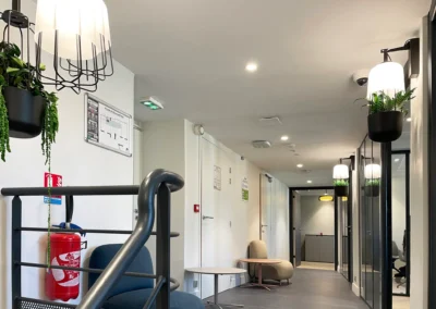 A l'étage de l'agence bancaire de La Crau, on peut voir l'enchainement de cloisons vitrées qui délimite les volumétries et les espaces, ainsi que tous les éléments techniques nécessaires au bon fonctionnement d'un ERP. Le mobilier choisi avec soin, les matériaux aux teintes douces et les plantes stabilisées rendent le lieu chaleureux et agréable pour la clientèle et les collaborateurs.