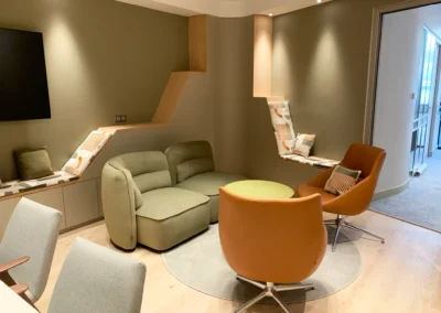 Les luminaires, les mobilier sur mesure, le mobilier industriels, les tissus et revêtements, on été sélectionnés dans ce projet de banque privée avec un grande qualité. Les couleurs, solaires apportent de la luminosité et du peps aux espaces architecturés.