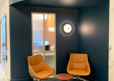 Au RDC de la banque privée de Toulon Colbert, les espaces ont été imaginé et travaillés jusque dans les moindre recoins. L'architecture d'intérieur de haute qualité propose des teintes tranchées, des matériaux qualitatifs pour une conception architecturale unique.