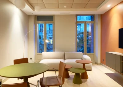 La salle de réception de la banque privée de Toulon Colbert a été réhabilité en pensant l'architecture et la décoration intérieure avec délicatesse et luminosité. Les matériaux sont de qualités et les couleurs sont un parti pris. L'acoustique aussi est gérée par un faux-plafond en dalles molletonnées.