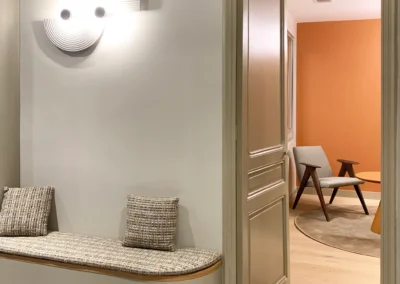 Les luminaires choisi pour le projet de la banque privée de Toulon Colbert on été soigneusement sélectionnés pour créer des espaces intérieurs spécifiques et intimes pour la réception des clients. Les teintes choisies sont solaires et les matériaux et équipements de qualité.
