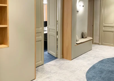 Le mobilier sur mesure designé par l'agence d'architecture Esperluette Studio pour l'a banque privée Toulon Colbert, en fait un lieu unique. Le mobilier sur mesure peut, comme ici, marquer une entrée dans un bureau tout en se transformant en banc d'un côté et en étagères de l'autre. Les teintes sont douces et chiques et l'ambiance est feutrée.