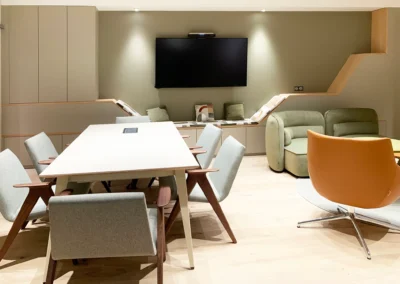Le salon de réception de l'agence banque privée de Toulon Colbert, est un espace modulaire qui peut s'ouvrir sur le couloir et la tisanerie pour en faire un salon ou une grande salle de réunion. Le mobilier sur mesure, une fois de plus, structure l'espace et l'architecture. A la fois banc, meuble ou espace de rangement, les matériaux sélectionnés sont de qualités et créés un espace agréable et chaleureux. Le mobilier a été choisi avec soin ainsi que les tissus et le parquet.