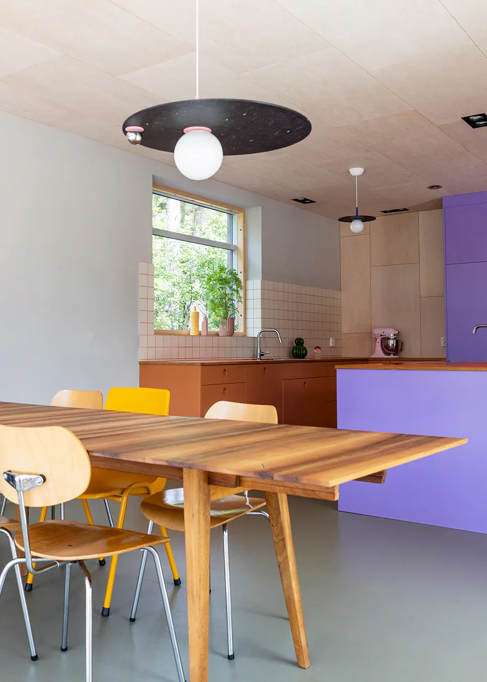 PLUTO_BIG_PENDENT_CHARCOAL_BLACK_bubblegum_pink_details_kitchen_07_jennybrandtgronberg_SWEDISH_NINJA_low_d5fc6026-747b-4989-8907-9b9a6ad8fc94.jpg