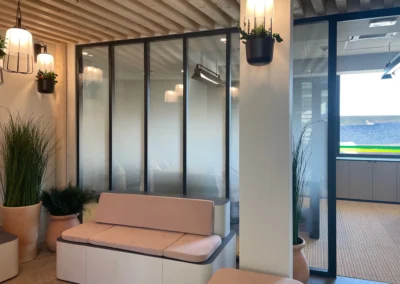 La zone d'attente de cette agence bancaire conçue et réalisée par ESPERLUETTE STUDIO, est accueillante et chaleureuse. les matériaux utilisés, naturels, de teinte douce : tissus rose pale, bois naturel, moquette et sol souple dans les nuances de beige, mobilier sur mesure de teinte olive. Les luminaires soigneusement sélectionnés montre une volonté de créer des espaces contemporains sublimés par la technique.