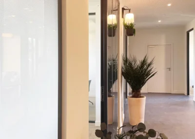Le zoom sur les plantes stabilisées, les cloisons modulaires, les principaux matériaux : sol souple eco-responsable, bois naturel, etc démontre l'intérêt porté par l'agence d'architecture ESPERLUETTE STUDIO au développement durable et son engagement pour une architecture du sens.