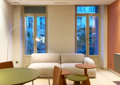 La salle de réception de la banque privée de Toulon Colbert a été réhabilité en pensant l'architecture et la décoration intérieure avec délicatesse et luminosité. Les matériaux sont de qualités et les couleurs sont un parti pris. L'acoustique aussi est gérée par un faux-plafond en dalles molletonnées.