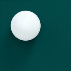 Luminaire rond type boule de la marque SWEDISH NINJA, sur un fond vert foncé