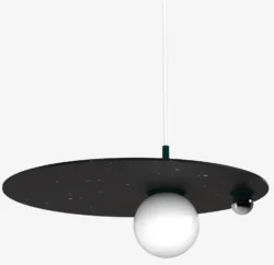 Luminaire décoratif type suspension de la marque SWEDISH NINJA. Il est de teinte sombre et est mis en décoration sur fond blanc pour en faire ressortir ses détails