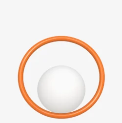 Luminaire type applique de la marque SWEDISH NINJA, sur fond blanc. Le luminaire est une boule sur laquelle est fixée un anneau orange vif qui tranche avec le fond