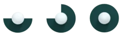 Luminaires type appliques de la marque SWEDISH NINJA au nombre de trois, disposés en ligne sans fond. Ils sont de en forme de boules avec une décoration verte foncée déclinée en trois formes différentes